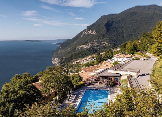 Hotel La Rotonda - Außenpool mit Blick auf den Gardasee
