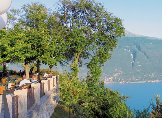 Hotel La Rotonda - Terrasse mit Blick auf den Gardasee