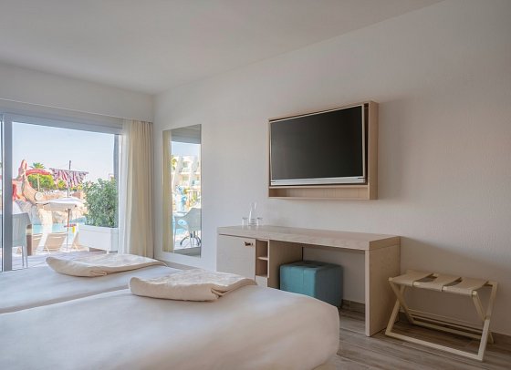 Iberostar Waves Royal Andalus - Wohnbeispiel Familienzimmer seitlicher Meerblick (Zimmercodierungen F1N & F2N)