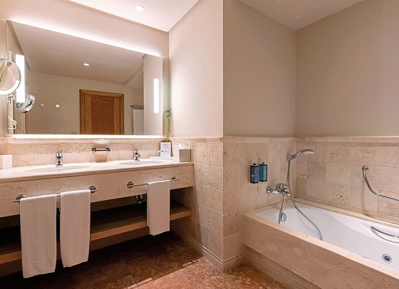 Hipotels Barrosa Palace - Badbeispiel Juniorsuite Meerblick Typ Serenity (Zimmercodierung JBM)