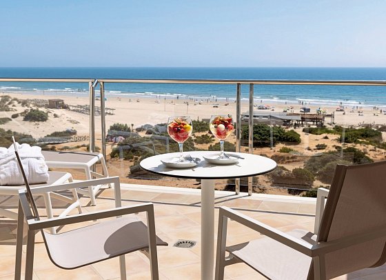 Hipotels Barrosa Palace - Balkonbeispiel Juniorsuite Meerblick Typ Serenity (Zimmercodierung JBM)