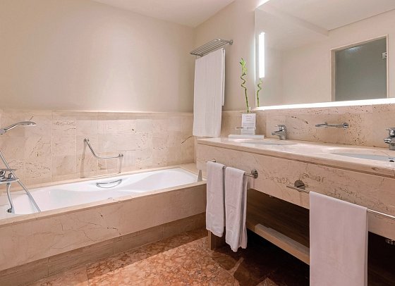 Hipotels Barrosa Palace - Badbeispiel Suite Senior Typ Serenity (Zimmercodierung WB1)