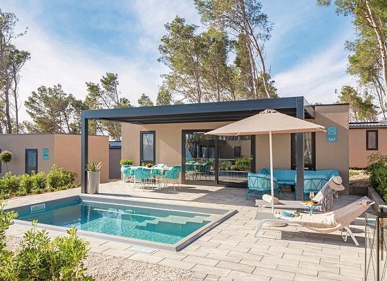 Aminess Style Camping Avalona Glamping Villas & Holiday Homes - Wohnbeispiel Luxury Holiday Home with Pool (Zimmercodierung HB3)