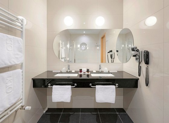 Olympia Sky - Beispiel Bad Suite Deluxe seitl. Meerblick (Zimmercodierung WDN)