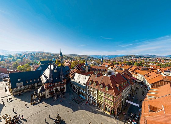 A-ROSA Gothisches Haus Wernigerode - Luftaufnahme Marktplatz mit Rathaus und Hotel