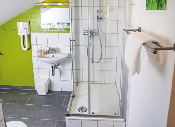 Hotel Im Tannengrund - Beispiel Bad Familienzimmer Komfort (Zimmercodierung FB2)