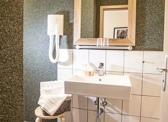 Hotel Im Tannengrund - Beispiel Bad Doppelzimmer Komfort (Zimmercodierung DF1)