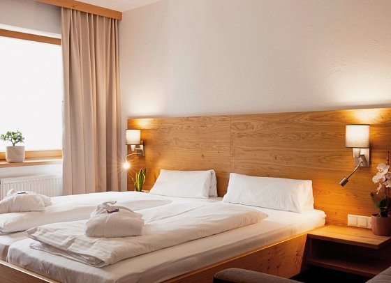 Erlebnishotel Family Resort Fendels - Wohnbeispiel Familienzimmer Bergblick (Zimmercodierung FB1)