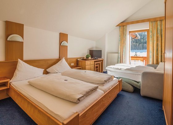Erlebnishotel Family Resort Fendels - Wohnbeispiel Familienzimmer Talblick (Zimmercodierung FB2)