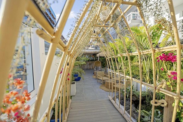 Skyview Hotel by LIVVO