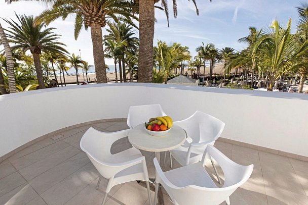 Hipotels La Geria - Wohnbeispiel Juniorsuite seitl. Meerblick (Zimmercodierung J1N)