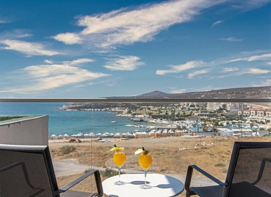Design Plus Seya Beach - Beispiel Balkon Doppelzimmer Superior seitlicher Meerblick (Zimmercodierung DSN)