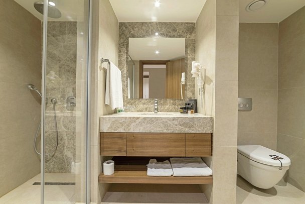 Ramada Resort Kusadasi & Golf - Beispiel Bad Doppelzimmer Superior seitl. Meerblick (Zimmercodierungen DSN & DCN)