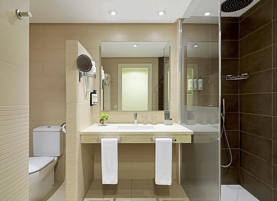 H10 Estepona Palace - Badbsp. Doppelzimmer Superior (Zimmercodierungen DP2, DS1, DS2, DSM, DS3, DRM & FB1)