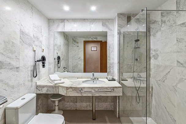 Bahia Tropical - Badbeispiel Doppelzimmer (Zimmercodierungen DB2 & DP1)