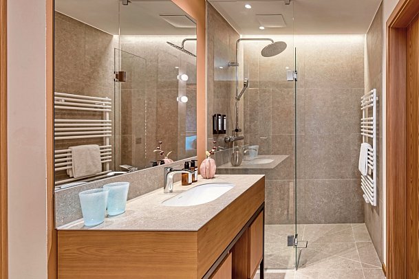 Falkensteiner Hotel Montafon - Wohnbeispiel Familiensuite Deluxe (Zimmercodierung WI1)