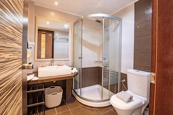 Nereides - Badbeispiel Doppelzimmer (Zimmercodierung DB1)