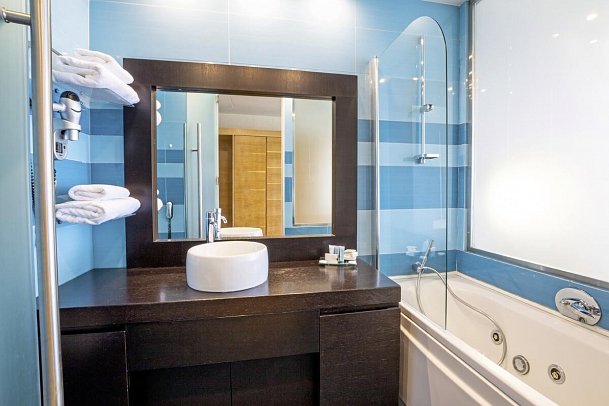 Konstantinos Palace - Wohnbeispiel Dreibettzimmer Meerblick (Zimmercodierung TBM)