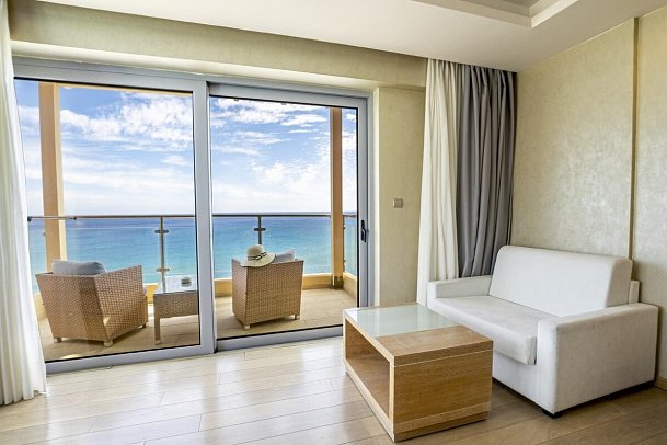 Konstantinos Palace - Wohnbeispiel Juniorsuite Meerblick (Zimmercodierung JBM)