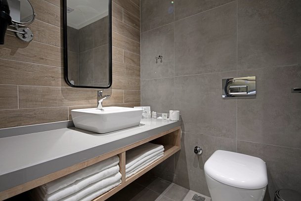 Green Garden Resort & Spa - Beispiel Bad Familienzimmer Komfort (Zimmercodierungen FF1 & FE1)