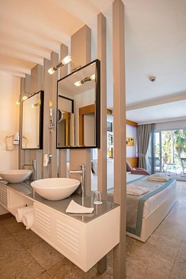 Flora Garden Beach - Wohnbeispiel Swim Up Zimmer Meerblick (Zimmercodierung U1Q)