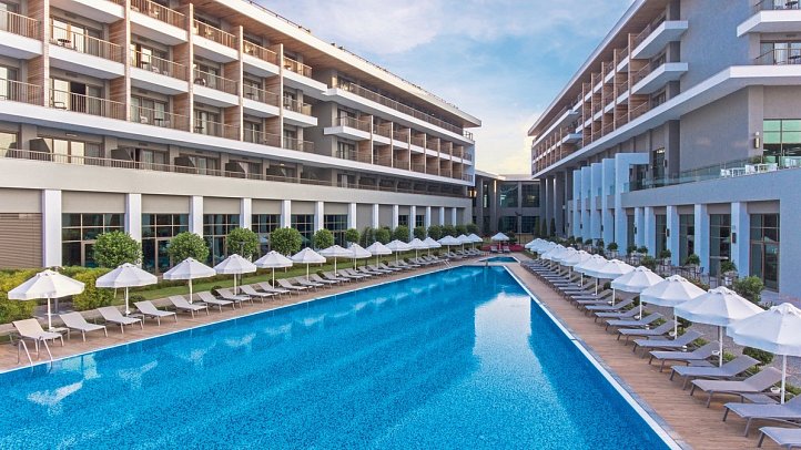 Acanthus & Cennet Barut Collection