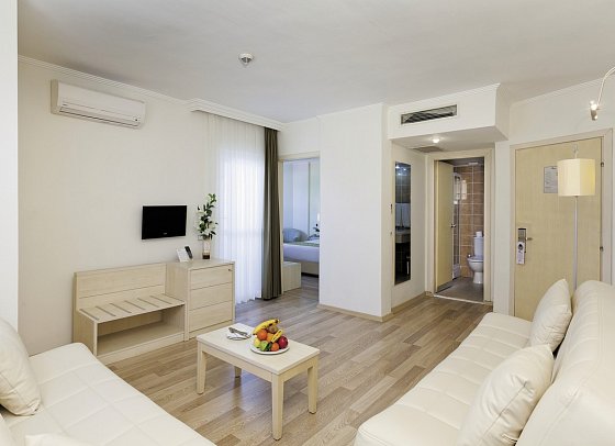 Febeach Hotel - Wohnbeispiel Suite Landblick (Zimmercodierung WBL)
