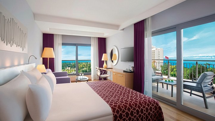 Akra V - Wohnbeispiel Suite Casual Meerblick mit Balkon (Zimmercodierung WBM)