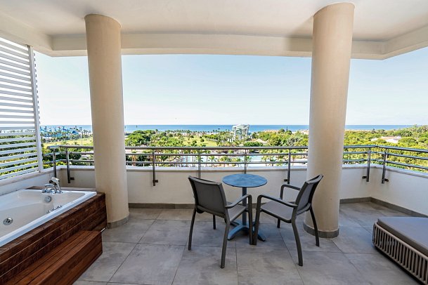 Lara Barut Collection - Wohnbeispiel Corner Suite mit Jacuzzi und Meerblick (Zimmercodierung WBV)