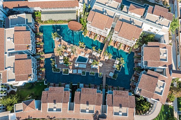 Lara Barut Collection