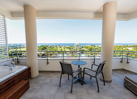 Lara Barut Collection - Wohnbeispiel Corner Suite mit Jacuzzi und Meerblick (Zimmercodierung WBV)