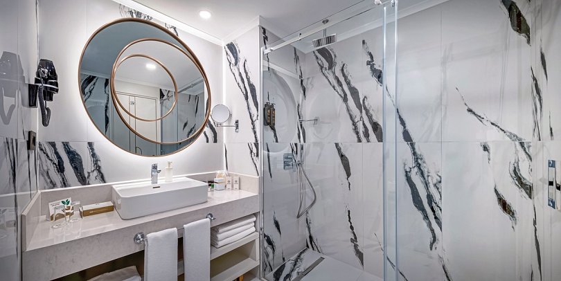 Delphin Palace - Beispiel Bad Doppelzimmer (Zimmercodierungen DBL, DBN & DBM)