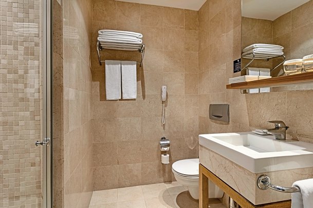 Titanic Deluxe Lara - Beispiel Bad Juniorsuite (Zimmercodierung JBC)