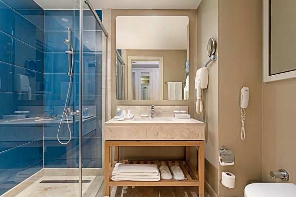 Titanic Deluxe Lara - Beispiel Bad Doppelzimmer (Zimmercodierungen DBL, DCL, DBN & DCN)