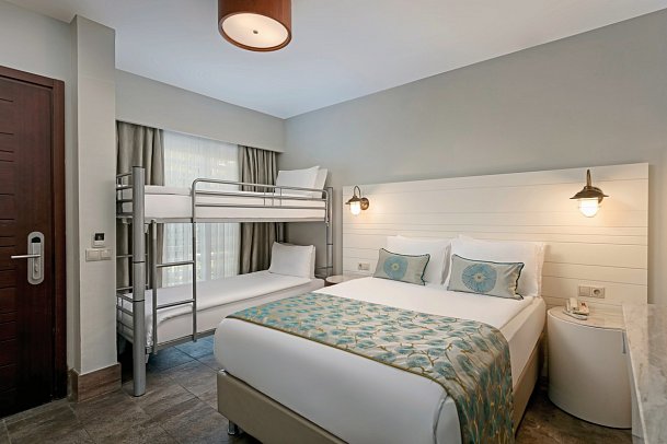 Titanic Deluxe Lara - Wohnbeispiel Familienzimmer Nebengebäude (Zimmercodierung FBV)