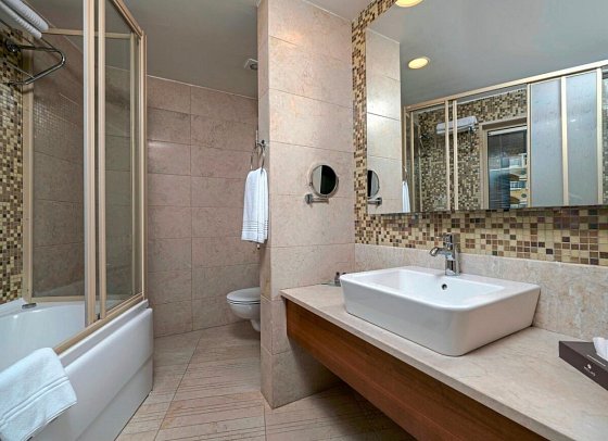Melas Lara Hotel - Beispiel Bad Doppelzimmer Economy seitl. Meerblick (Zimmercodierung DEN)