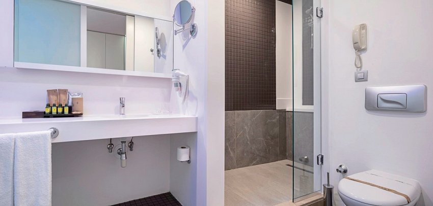 Nirvana Cosmopolitan - Beispiel Bad Doppelzimmer Superior (Zimmercodierungen DS1 & DC1)