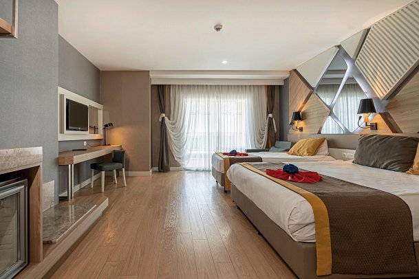 Saturn Palace - Wohnbeispiel Doppelzimmer Superior Jacuzzi auf der Terrasse