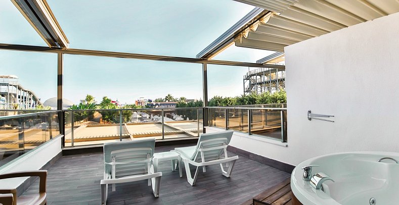 Saturn Palace - Wohnbeispiel Superior-Jacuzzi-Zimmer (Zimmercodierung DSM)