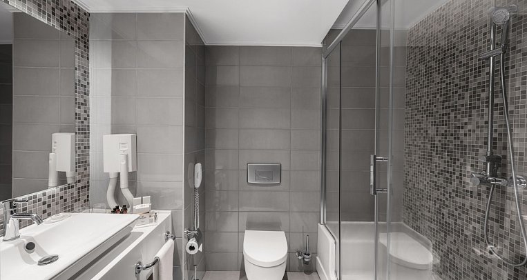 Papillon Ayscha - Beispiel Bad Familienzimmer mit Verbindungstür