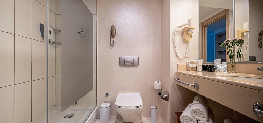 Pine Beach Belek - Beispiel Bad Doppelzimmer Gartenblick (Zimmercodierung DBG)