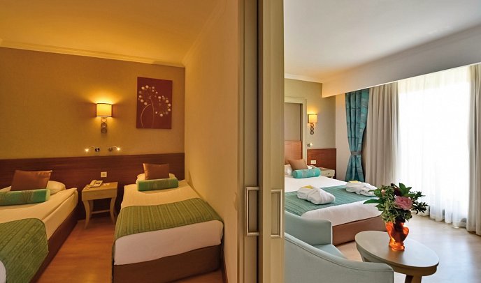 Side Crown Palace - Wohnbeispiel Familienzimmer Poolblick (Zimmercodierung FBP)