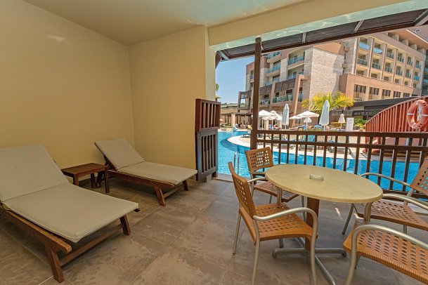 Sunis Hotel Kumköy Beach Resort - Beispiel Terrasse Familienzimmer Lake House Poolzugang (Zimmercodierung FBD)