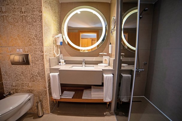 Royal Dragon Hotel - Wohnbeispiel Doppelzimmer Superior Landblick (Zimmercodierungen DSL & DCL)