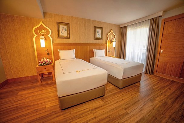 Royal Dragon Hotel - Wohnbeispiel Familienzimmer Landblick (Zimmercodierung FBL)