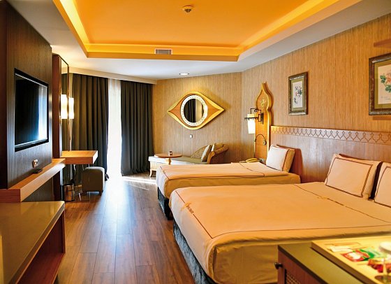 Royal Dragon Hotel - Wohnbeispiel Doppelzimmer Superior seitl. Meerblick (Zimmercodierungen DSN, DCN, DSM & DCM)
