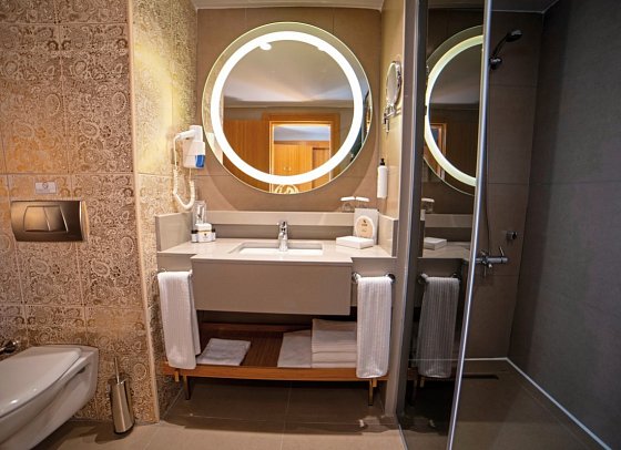 Royal Dragon Hotel - Wohnbeispiel Doppelzimmer Superior Landblick (Zimmercodierungen DSL & DCL)