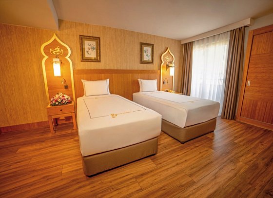 Royal Dragon Hotel - Wohnbeispiel Familienzimmer Landblick (Zimmercodierung FBL)