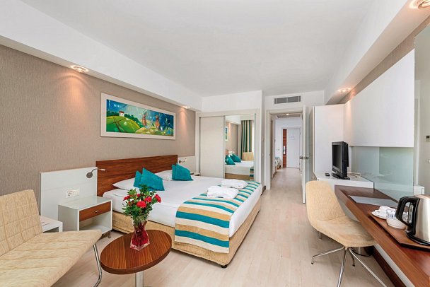 Sunis Evren Beach Resort Hotel & SPA - Wohnbeispiel Familienzimmer seitl. Meerblick (Zimmercodierung FBN)