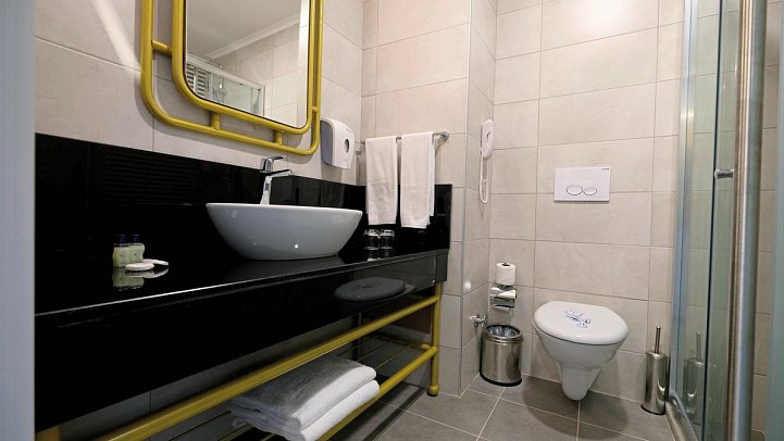 Seaden Valentine Resort & Spa - Adults Only +16 - Beispiel Bad Doppelzimmer Economy (Zimmercodierung DE1)